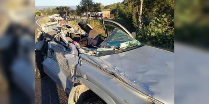 Camioneta Dodge Durango destrozada Camioneta Dodge Durango destrozada