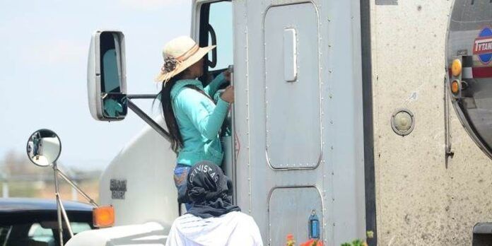 Abordan a conductores para pedir dinero Abordan a conductores para pedir dinero