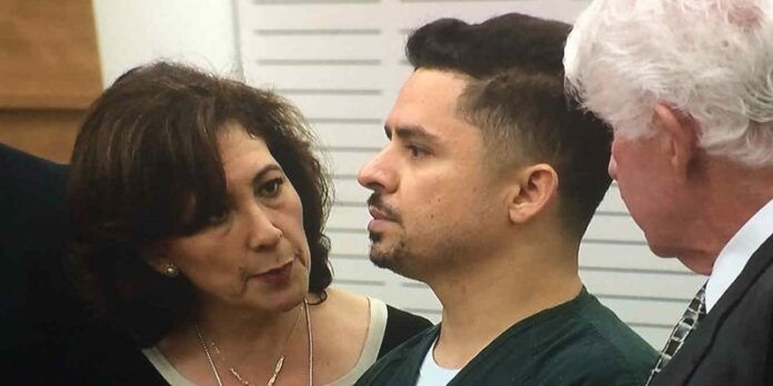 Larry Hernández compareció ante un juez. Larry Hernández compareció ante un juez.