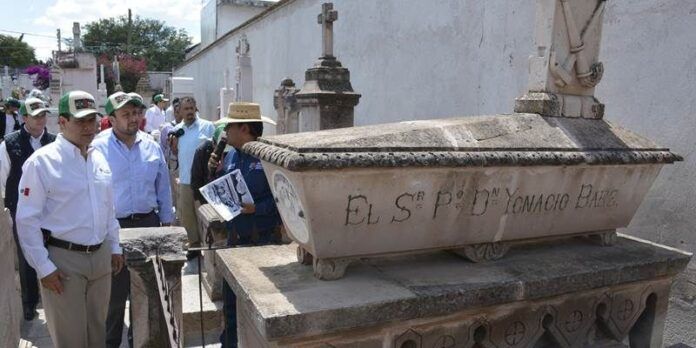 Gobernador y alcalde en recorrido