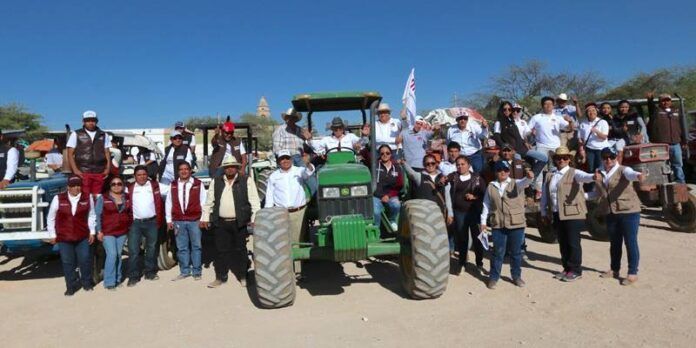 Arribó a Fresnillo en un tractor. Arribó a Fresnillo en un tractor.