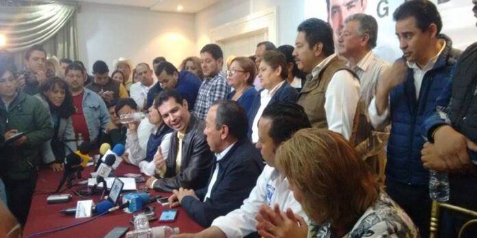 Rafael Flores ofreció una conferencia de prensa. Rafael Flores ofreció una conferencia de prensa.