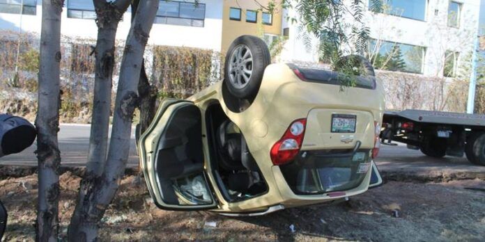 El automóvil quedó con severos daños. El automóvil quedó con severos daños.