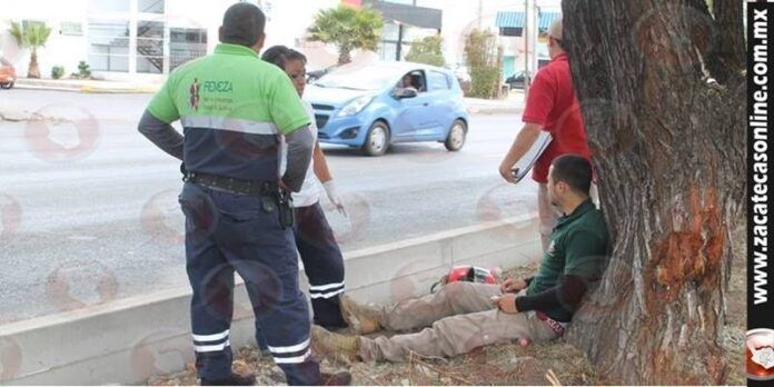 El joven quedó tirado en el piso. El joven quedó tirado en el piso.