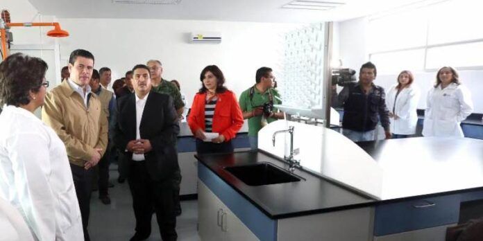 Gobernador supervisa la obra