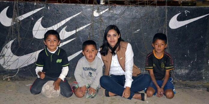 Candidata con niños de colonias Candidata con niños de colonias