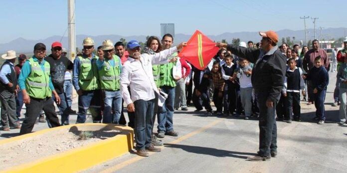 Vecinos de la comunidad en la inauguración Vecinos de la comunidad en la inauguración