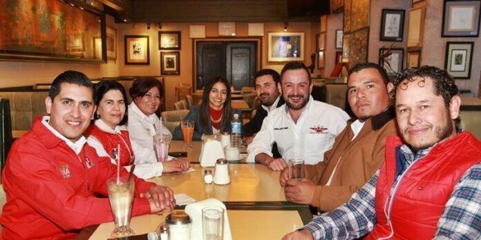 Se reúne con candidatos priístas Se reúne con candidatos priístas