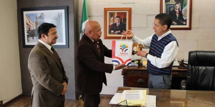 El alcalde recibió los presentes.