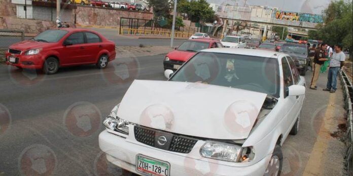 Auto con frente dañado