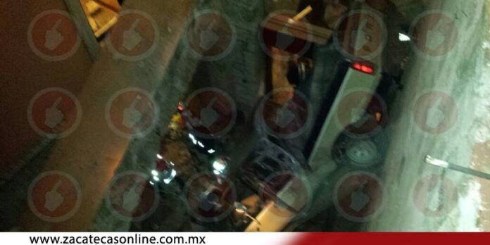 La camioneta cayó desde una altura de 5 metros. La camioneta cayó desde una altura de 5 metros.