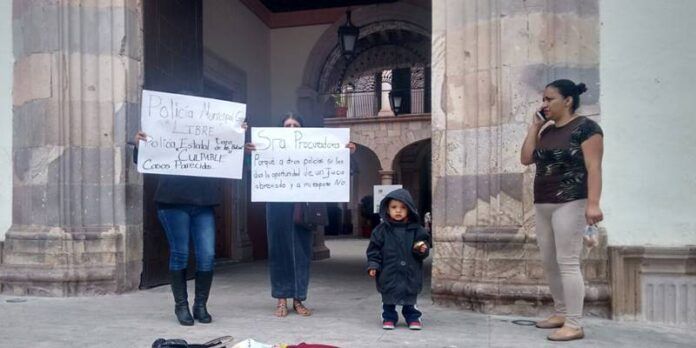 Esposa del policía estatal se manifestó. Esposa del policía estatal se manifestó.