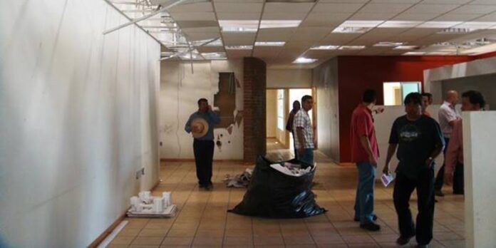 La empresa desmanteló la oficina donde trabajaban. La empresa desmanteló la oficina donde trabajaban.