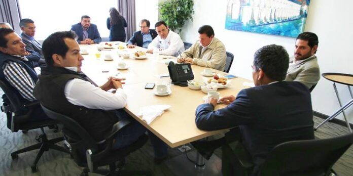 Alejandro Tello se reunió con empresarios. Alejandro Tello se reunió con empresarios.