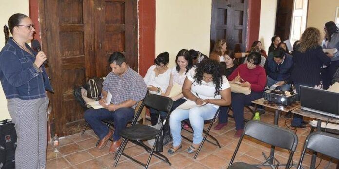 Terapeuta imparte curso Terapeuta imparte curso