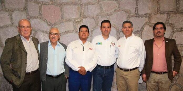 Candidato con integrantes de CMIC Candidato con integrantes de CMIC
