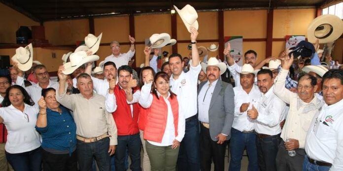 Candidato se reúne con productores Candidato se reúne con productores