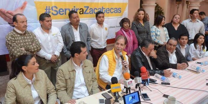 Acompañan a Rafael Flores en conferencia de prensa Acompañan a Rafael Flores en conferencia de prensa
