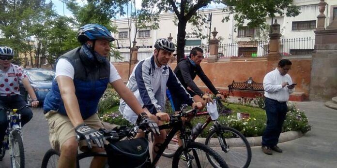 Llega el candidato a la Alameda
