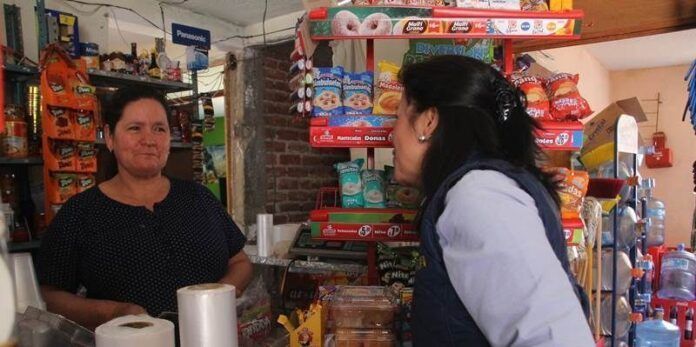 Lupita Medina con ciudadana