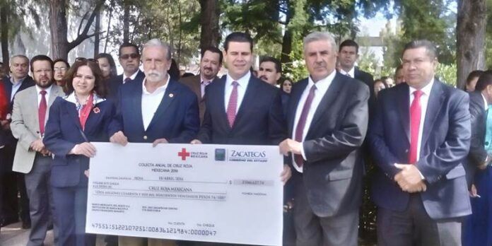 Carlos Hinojosa recibe el donativo