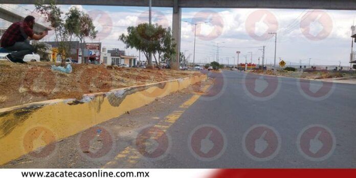 El automóvil derrapó hasta el camellón. El automóvil derrapó hasta el camellón.