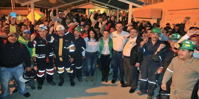 A temprana hora se reunió Tello con los mineros. A temprana hora se reunió Tello con los mineros.