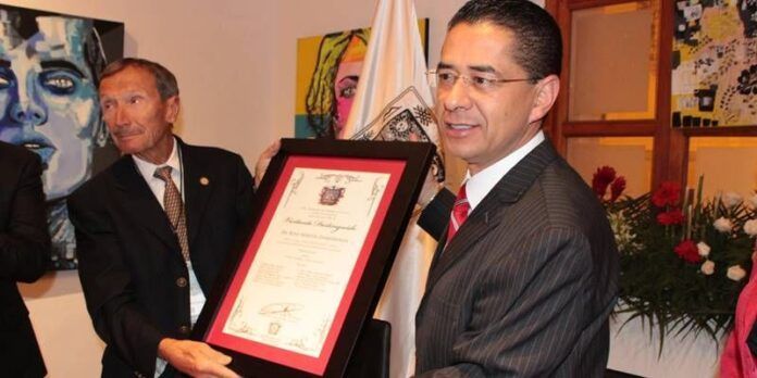 El alcalde entregó el reconocimiento. El alcalde entregó el reconocimiento.