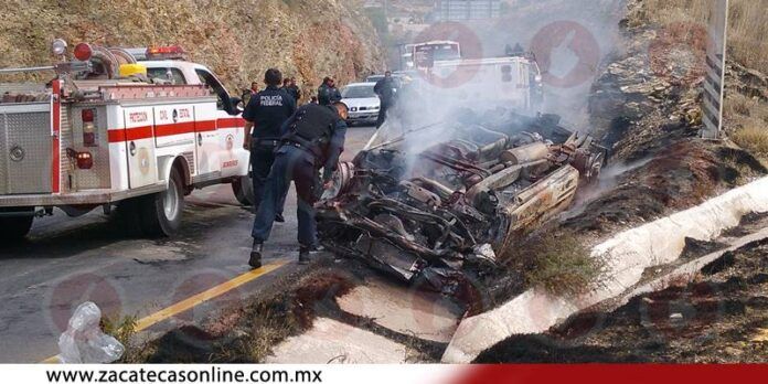 Policías acudieron al lugar para rescatar a pasajeros.