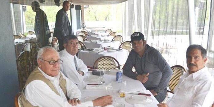 Cantante se reúne con funcionarios Cantante se reúne con funcionarios