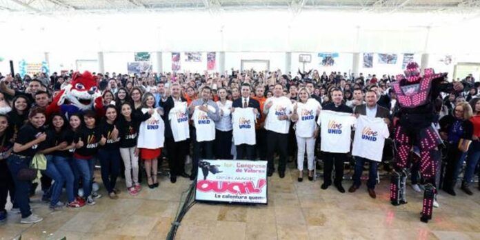Gobernador con los alumnos