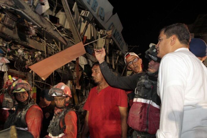 Presidente de Ecuador con rescatistas Presidente de Ecuador con rescatistas