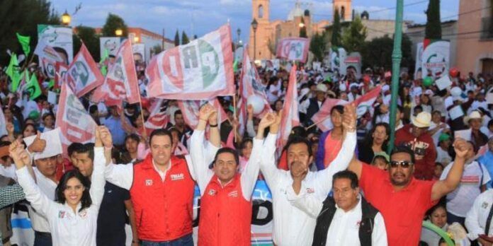 Se reúne con ciudadanos en plaza Zaragoza Se reúne con ciudadanos en plaza Zaragoza