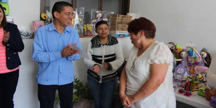 El alcalde felicitó a las mujeres por su esfuerzo. El alcalde felicitó a las mujeres por su esfuerzo.