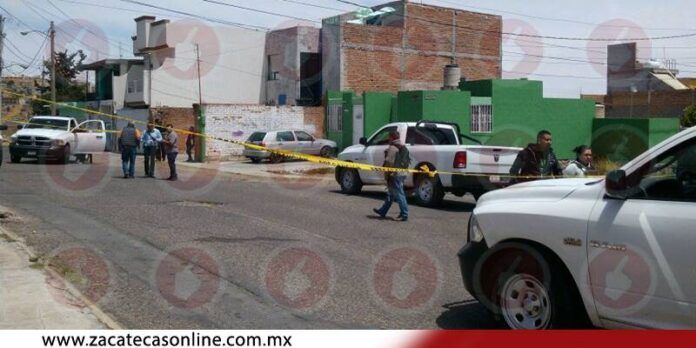 El cuerpo quedó tirado en el piso. El cuerpo quedó tirado en el piso.