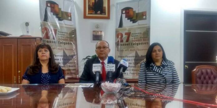 El director del Cobaez presentó el programa. El director del Cobaez presentó el programa.