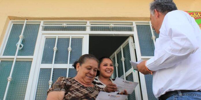 Heladio Verver y Vargas recorre casa por casa.