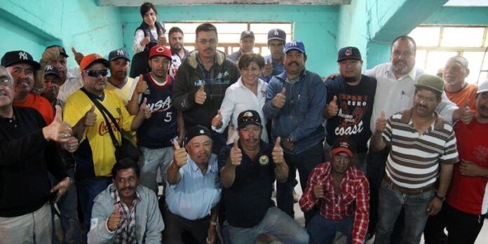 Se reúne con beisbolistas Se reúne con beisbolistas