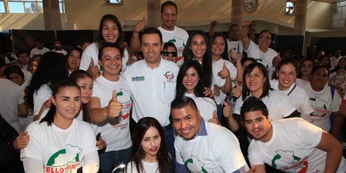 Candidato con jóvenes
