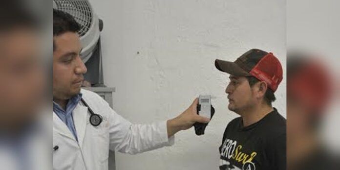 Médico aplica la prueba Médico aplica la prueba