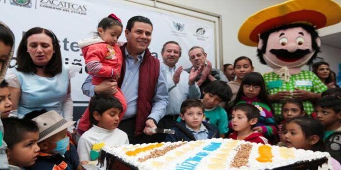 Miguel Alonso felicitó a los pequeños. Miguel Alonso felicitó a los pequeños.
