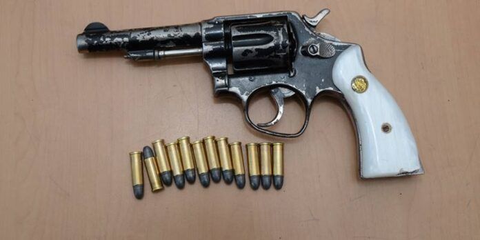 El hombre portaba una pistola cargada. El hombre portaba una pistola cargada.