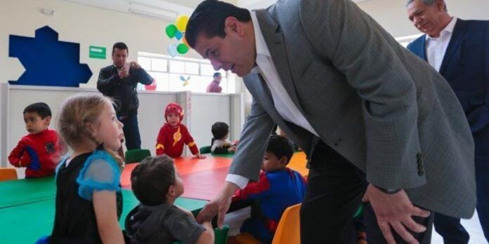 Visita de gobernador en Día del Niño Visita de gobernador en Día del Niño