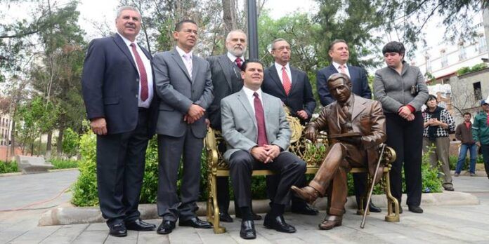Miguel Alonso develó la escultura. Miguel Alonso develó la escultura.