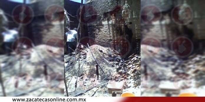 El incendio ocurrió en el patio del local.