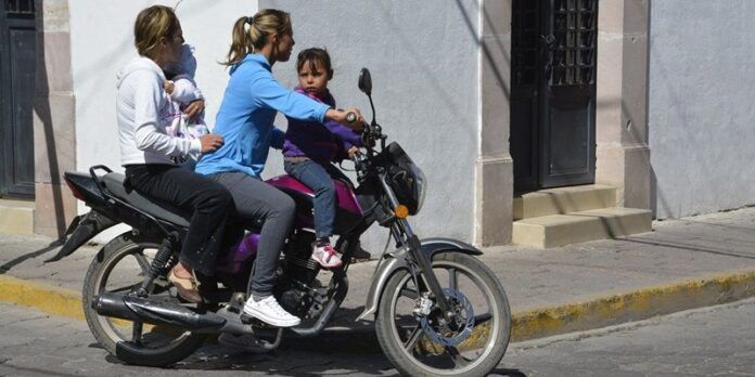 Varios pasajeros sin casco Varios pasajeros sin casco