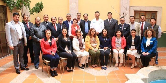 Se reúne con integrantes de asociación Se reúne con integrantes de asociación