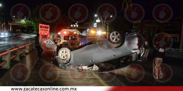 La camioneta quedó llantas arriba. La camioneta quedó llantas arriba.