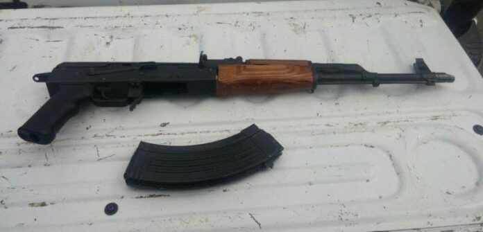 Aseguran arma al presunto delincuente Aseguran arma al presunto delincuente