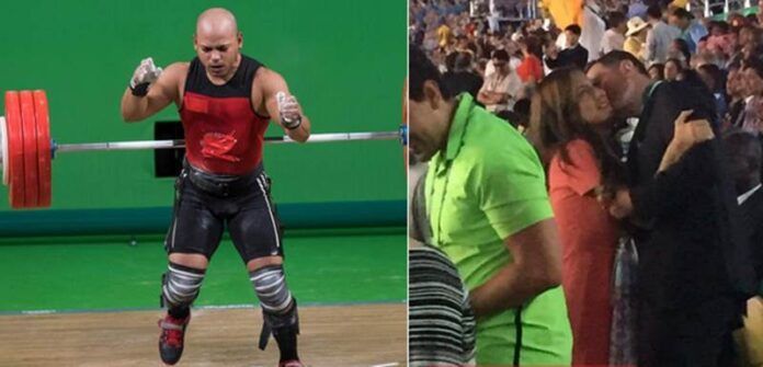 Uniforme parchado y funcionario con su novia Uniforme parchado y funcionario con su novia